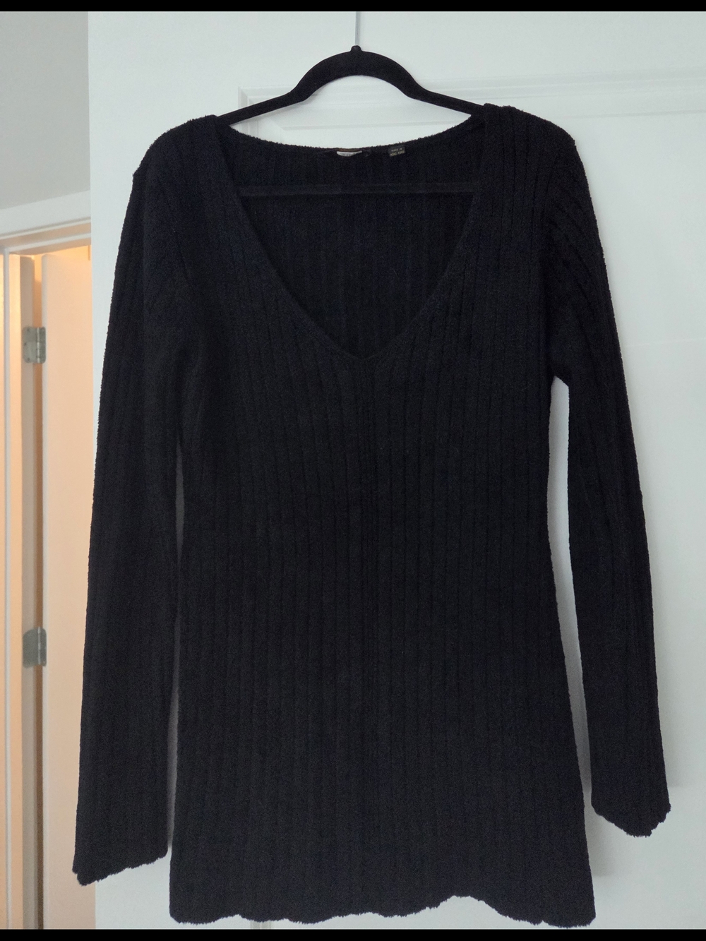 Donna Karan Black Knit V-Neck Sweater L